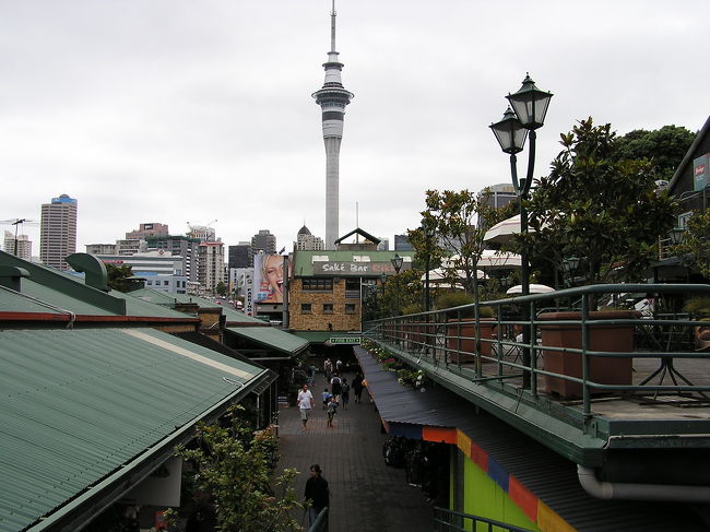 オークランドのランドマークはこのスカイタワー。328メートル、上からバンジーができたり。<br />