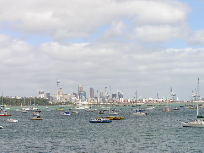 郊外に出ると余計にヨットの多さが目立ちます。<br />こちらでは家族で気軽にのったりするようで、確かにこれだけ心地よい風と自然が一杯あったら壮快だろうなと。<br />