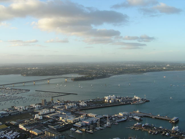 クリアスカイではなかったのもあって上っていなかったスカイタワーに。大きな都市とはいっても自然と街がバランスとれていていい街です。