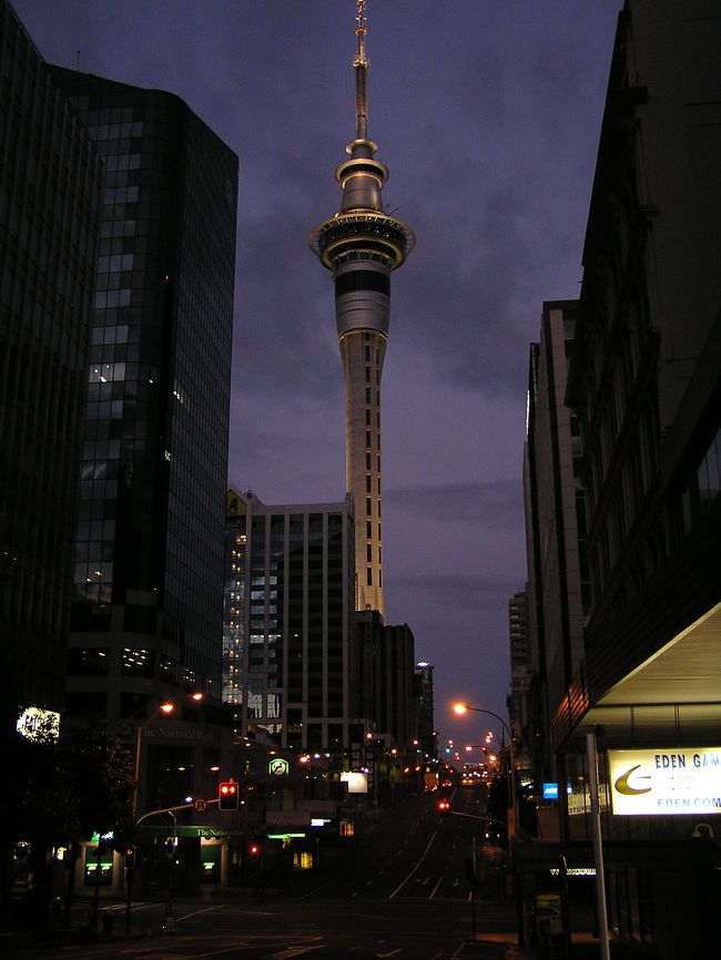 いよいよ、このたびも終わり。<br /><br />早朝のフライトのため、夜明け前に出発。<br />夜明け際のタワーを見ながら空港へ。<br /><br /><br />1週間あまりの間に大自然にふれ、街歩きも楽しみ、充実した旅でした。ニュージーランドはほんと、心があらわれます。今度はもう少しのんびり滞在をしたい国でした。<br /><br />オークランド〜香港経由〜日本へ