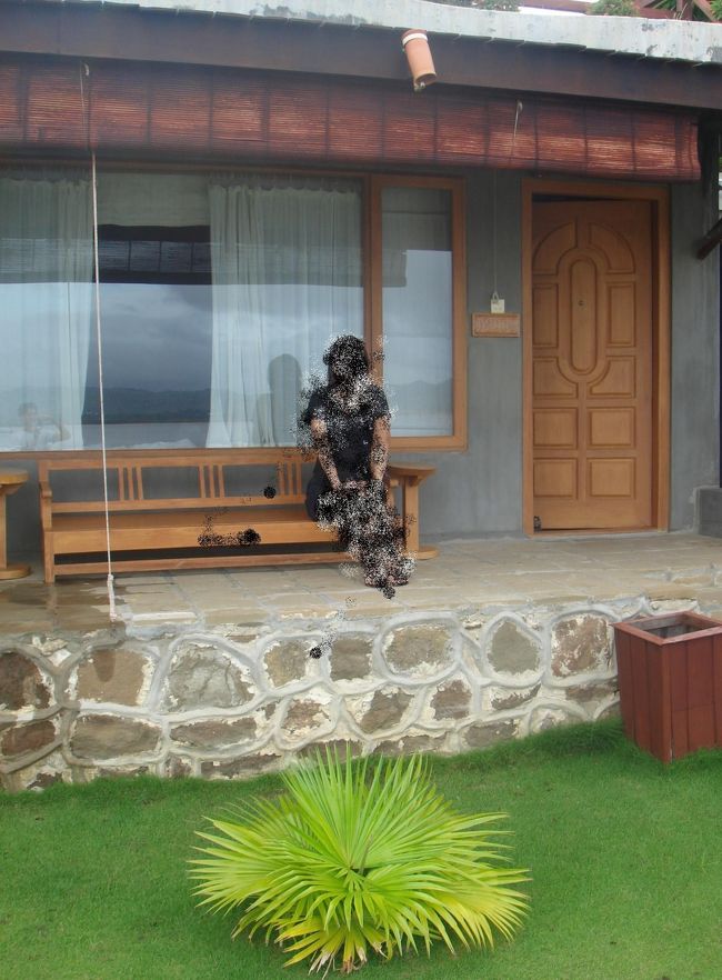 ホテルの部屋の前。<br />目の前が川なので景色は抜群！<br />夕方にはチョコやクッキーのさし入れもある。<br /><br />朝食は：<br />-パン、菓子パン<br />-モヒンガー（ミャンマー朝食。そうめんのような麺に辛めのスープで頂くもの）<br />-チャーハン、焼きそば<br />-フルーツ<br />-ジュース、コーヒー、紅茶など<br /><br />実はマンダレーのPeacock Lodgeに泊まっていたフランス人カップルも偶然隣に泊まっていたのでビックリ！<br />次の日は一緒に夕食しました。