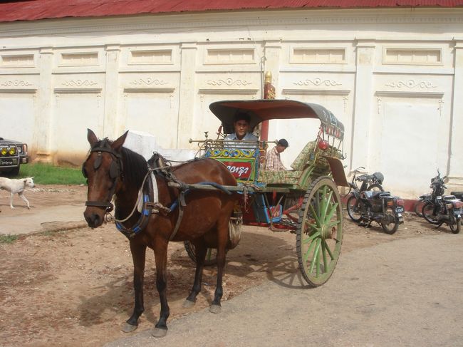 ホテルの入り口にいっぱい馬車がいて、みんな勧誘してきます。半日か丸一日観光のどちらを選択。この時は丸一日でたぶんＫ９０００くらい。回ったパゴタは１０箇所かな。<br />馬車の後ろは椅子などは付いてなく、布団のようなものが敷き詰めてあるだけ。乗る時はどこかに摑まって寝そべります。道がガタガタなので馬車の揺れもひどく、長時間同じ姿勢を続けると結構気分悪くなります。