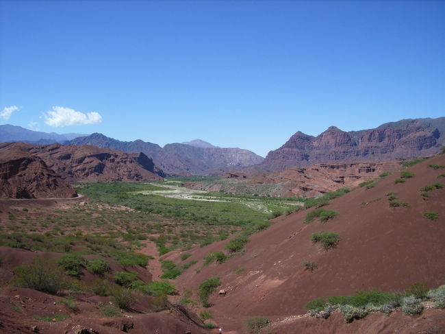 カファジャテまでの道は全部舗装されていて快適でした。見える風景はずっとこんな感じ。晴れていて日差しは強いもののサラッとしているので長袖でもそんなに暑いと感じなかった。でもエステルは「暑くないの？」（彼女はキャミソールにビーチサンダル）って不思議な顔だったけど。