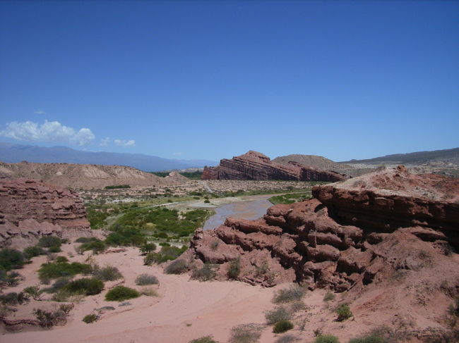 真ん中にあるのがタイタニック岩。<br />こういった見所の展望台には焼き物屋さんが出現。この辺りの土を使った焼き締めの器を売ってました。特に絵を書いたり形を派手にしたりといったお土産文化が入っていないので、いたってシンプル。色は鉛筆の芯のような鉛色。
