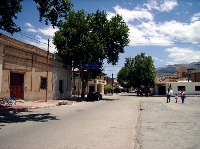 ワイナリーに1件立ち寄ってからカファジャテの街でお昼。ワイナリーでは「少しだけ！」と量を抑えてもらったものの、やっぱり空きっ腹には効く。<br />帰りに酔わなきゃ良いけどなー。そんなに呑めないと言ったら、サイモン「知ってる！アジア人は酵素が少ないから呑めない人が多いんだ」、エリザ「でも日本酒があるじゃない？」、私「呑める人と呑めない人がいるの」<br />出されたワインは軽いタイプでした。おつまみのヤギのチーズも美味しかった。