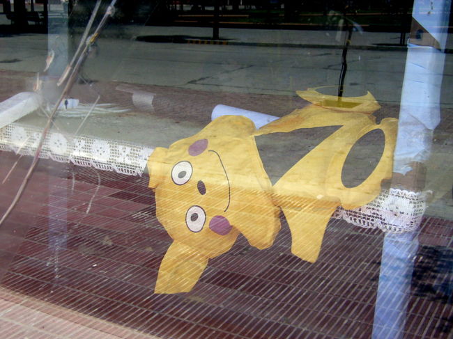 そんな町でがんばるピカチュウみたいな人。<br />この後、ロンリープラネットにも載っているアイスクリーム屋でワインのアイスクリームを食べてみようとディエゴが連れて行ってくれたけど、開店してる時間なのに閉まってた…