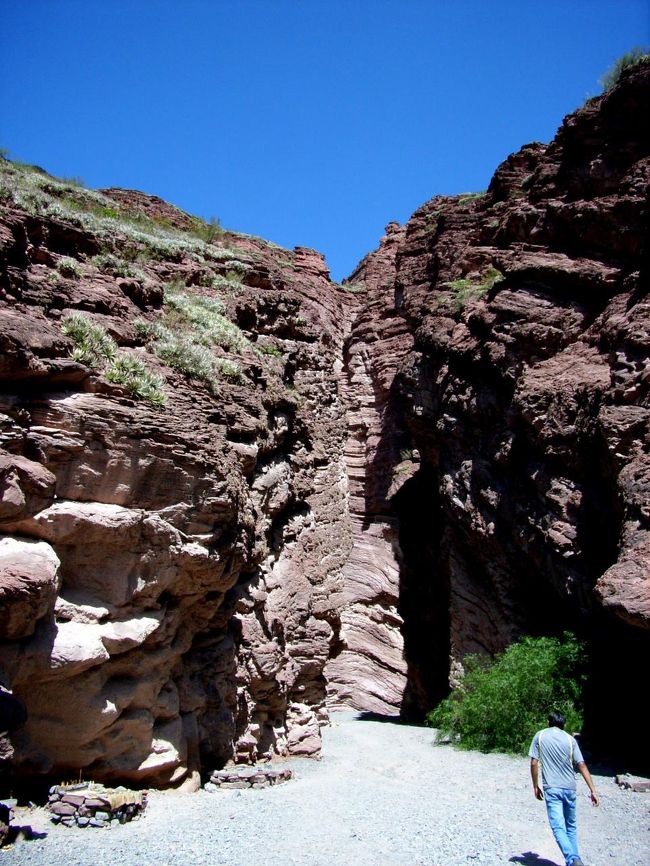 いよいよカファジャテ観光の目玉「悪魔ののど笛」です。イグアスにもよって来た私としては、この名前多過ぎと思ってしまうけど、水が岩を削っで出来たっていうのにはすごいなーと感心するばかり。気が長い話です。