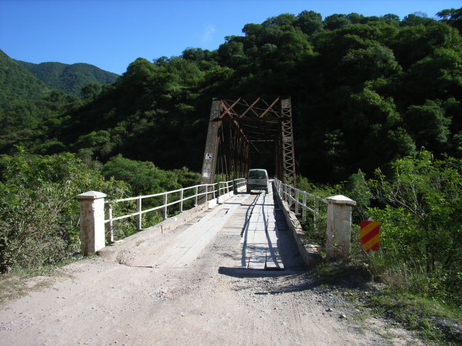 途中までは舗装された道が続いていたから安心していたら突然未舗装に。途中で舗装工事をしている現場を何ヶ所か見たので徐々に舗装されている模様。<br />周囲はカファジャテとは違って緑が多く、ホッとできます。