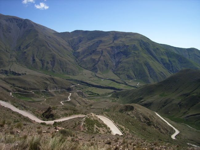 こんな道をどんどん登っていきます。4,000m近くまで登るので耳がキーンとする。<br />この頃には雲もなくなって見晴らしは最高。<br />路線バスも何台か追い越していきました。