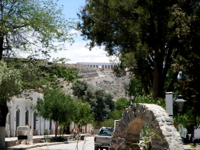 向こうの丘の上にあるのは墓地。この辺りの人は亡くなった人を、空に近い所に埋葬する習慣があるそうです。