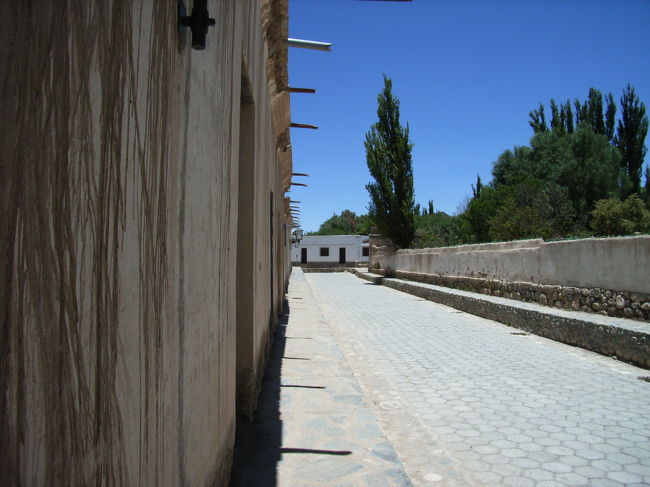 この町もシエスタで人が全くいなかった。<br />昨日今日とどちらも小さい町でかわいいけど、昼時は町が死んでるんだよなー。それとももともとこんな感じなのか？<br />帰りは同じ道を通ってサルタに戻ります。来る時に見所では停まったので帰りはビュンビュン飛ばして帰ります。酔い止め必須です。