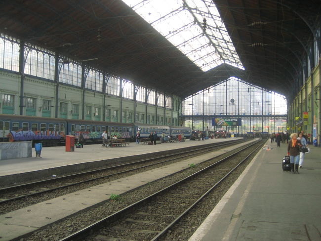 ニュガティ駅のホーム<br /><br />ニュガティ駅を利用するのは二度目です。エステルゴムに日帰りするとき以来です。<br />ニュガティ駅では、地下鉄M3線から地下通路で向かうと、エスカレータを昇ったすぐ目の前に切符の自動販売機があります。<br />英語でも表示されますし、なんといっても窓口と違ってあまり待たされずにすぐに切符が買えるのが重宝したい理由。<br />でも、今回は細かいお札がないので、切符売り場の窓口で買わなければなりません。<br />自動販売機では5,000フォーリント札は使えないのです。<br /><br />写真は、切符売り場に向かう途中で撮りました。<br />延びる線路の遠近感を撮りたくて@