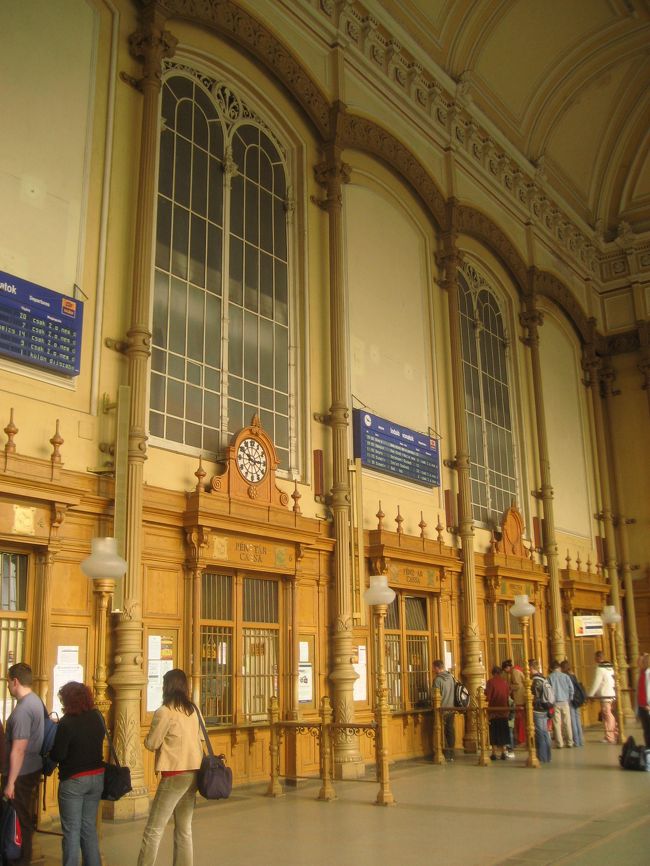 ニュガティ駅の切符売り場<br /><br />なかなかレトロでステキです。<br />日曜の朝10時すぎだからか、思ったほど混んでいませんでした。<br />切符を買うのに、それほど待たされずにすみました。