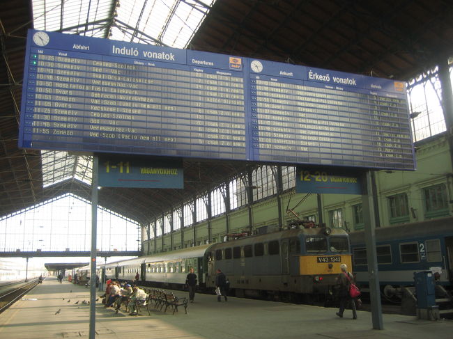出発と到着列車の案内板<br /><br />出発は、Induloという方です。Erkezoは到着です。<br />間違えたら大変なので、鉄道用語のハンガリー語はしっかりチェックして行きましたが、こういう大きな駅では英語やドイツ語も併記されていることが多いです。<br />つい、そっちで確認しちゃう。<br /><br />11時05分発ジェール行きの経由地に、ケチケメート（Kecskemet）と出ています。ホームは13番です。<br />列車は、その後セゲドへ行って、ジェールが最終目的地となっています。つまり、ぐるっとハンガリーを南回りするのですね。<br /><br />停車中の古そうな車両。<br />2004年に初めて東欧圏に行ったときは、ちょっとびっくりしましたが……いまや、慣れました@
