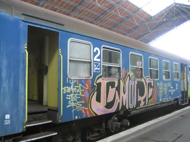 ケチケメート行きの列車<br /><br />この車両に乗りましょう。<br />すごい落書きですね。
