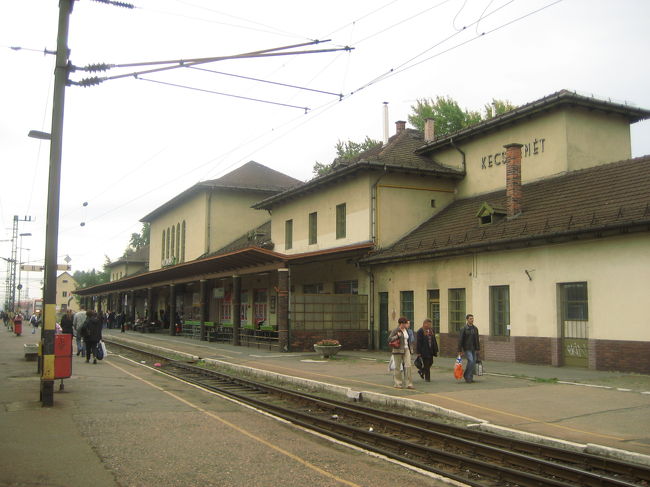 ケチケメート駅<br /><br />なかなか叙情的な建物。<br />いまさらですが、駅舎の写真を撮り比べるのも面白いかったかも知れません。<br />近代的な駅舎であれ、こういうノスタルジックな駅舎であれ。