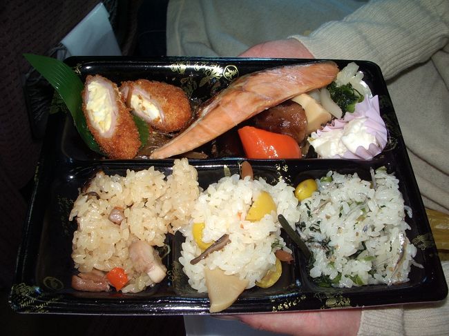 ＪＴＢのかにかにエクスプレス号で出発。<br />車内で朝昼兼用の食事を。<br />新大阪駅で買ったおこわご飯です。<br />野沢菜ちりめんおこわがおいしかったです。