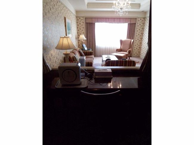 セカンドベッドルームのライティングデスク前から、リビング方向