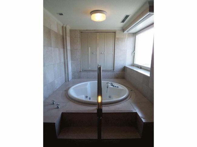 窓の向こうはジャグジーバスルーム