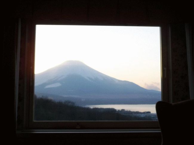 リビングの窓から、まるで額に入った写真のように富士山が見えます