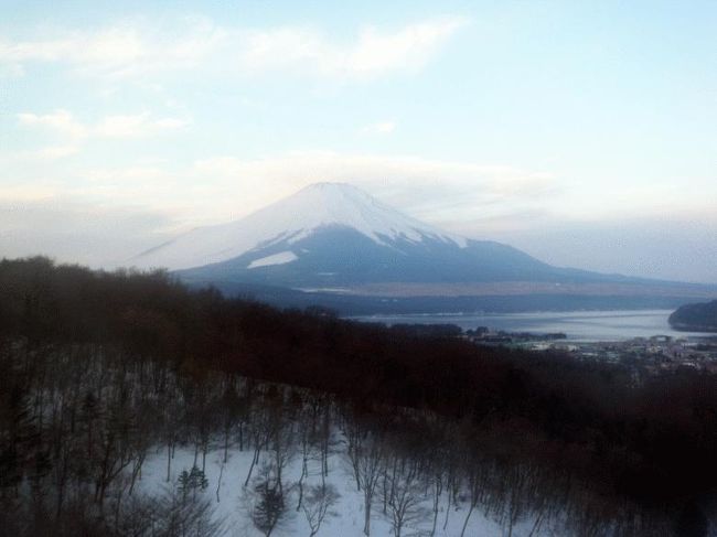 お部屋の窓から朝の富士山