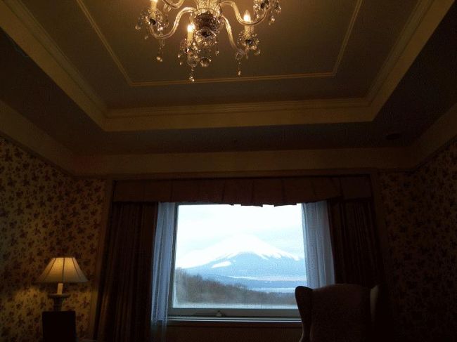 リビングのソファーから、窓の中心に綺麗に納まった富士山が見えます