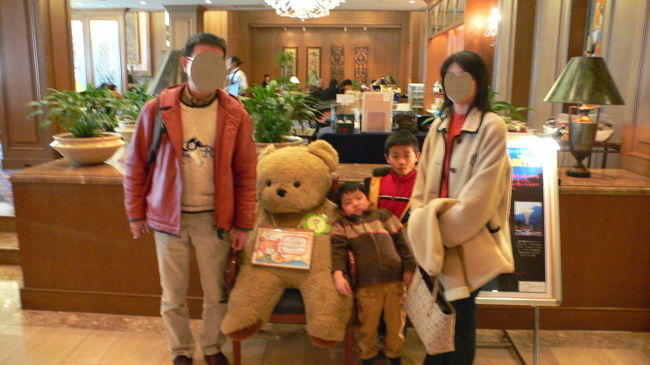 子供の写真を撮っていたら、ホテルスタッフが皆さんでお撮りしましょうかといって写してくれました