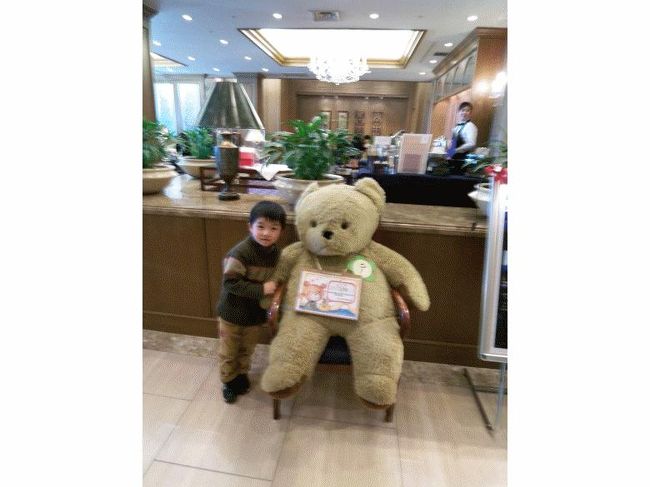 マスコットの熊のぬいぐるみ