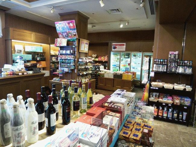 甲州特産のワインをはじめ飲み物も充実した品揃え<br />