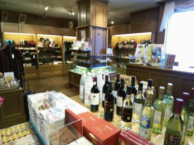 ブティックコーナーではブランド物の衣類もあります<br />