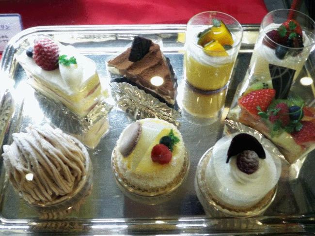 ラウンジドルチェにカラフルなケーキが並んでいました