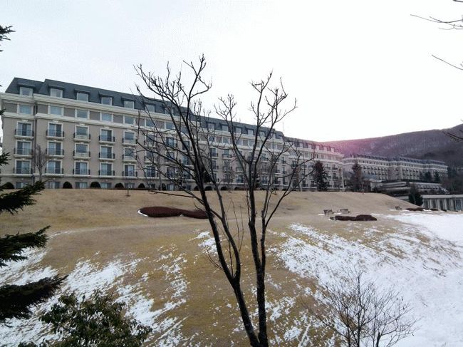 なんと横に広いエクシブ山中湖の全景が一枚に納められました