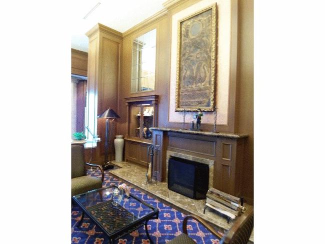 イミテーションの暖炉があります