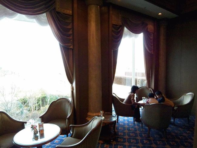 窓側一番奥の禁煙席で頂きました