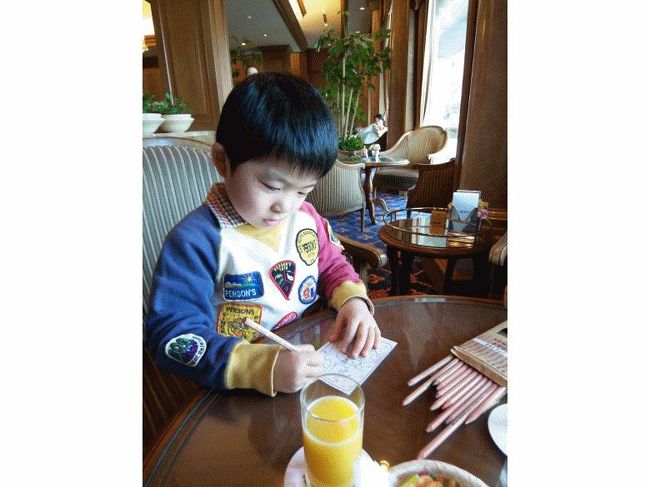 ドルチェに来ると子供達はすぐに塗り絵を始めます