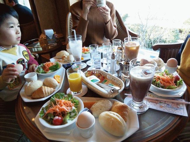 お食事を頂くにはチョッと小さい丸テーブル