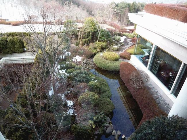 ラウンジドルチェの下は和食堂前の日本庭園