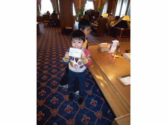 塗り絵は仕上げるとパウチしてくれます