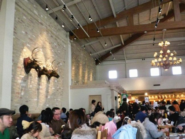 午後一時を廻っていますが、館内は人でいっぱい<br />空席を探すのが大変です