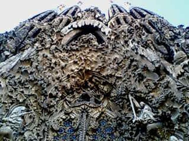 サグラダ・ファミリアを真下から見上げた図。もう、ね、すっごいっす。言葉失う造形美。すごい技巧。匠の技です。