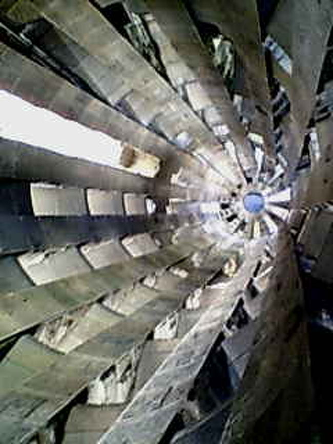 塔内へは昇ることが出来るんです！なんとエレベーターで・・下りは階段ですがね。真上を見上げた図。気が狂いそう。ヒッチコックの「めまい」を思い出しました。