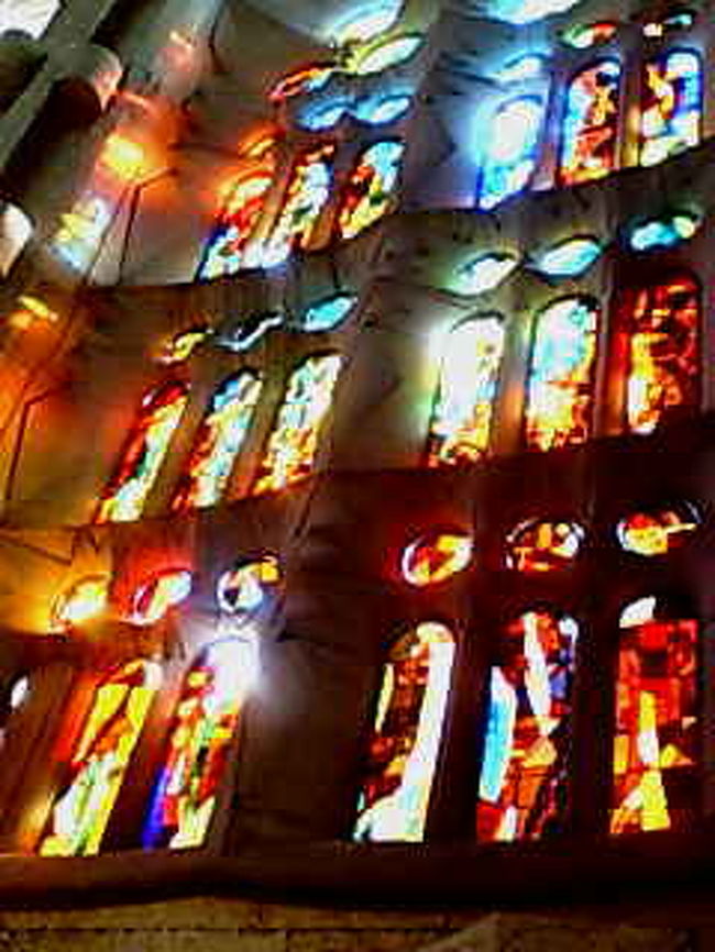 塔内のステンドグラスがすごく綺麗んです！！もうね、絶対午前中いくべきです！ハイ。