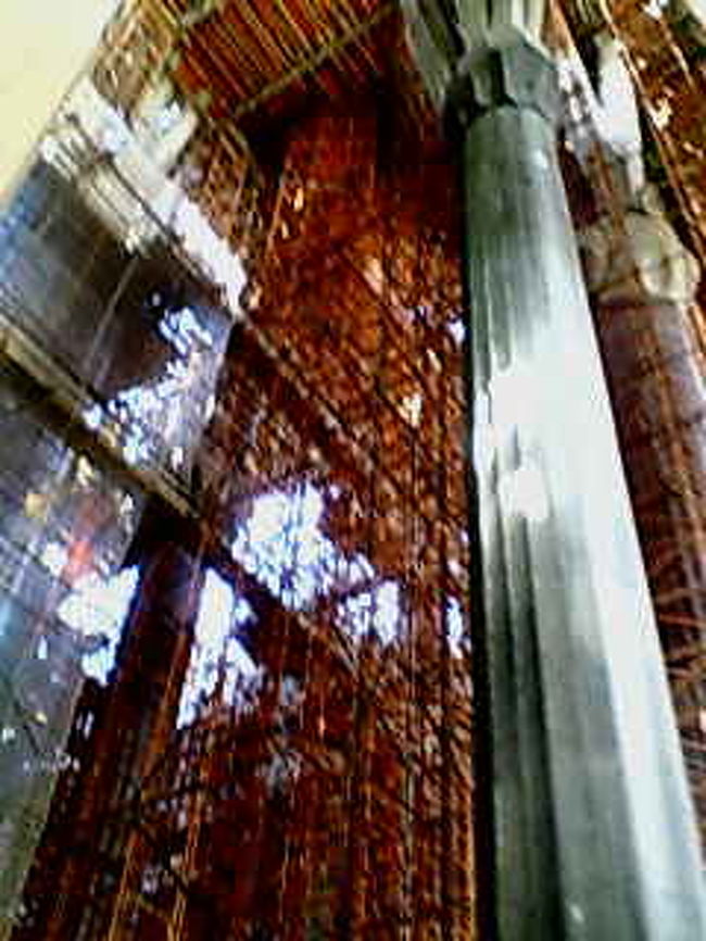 中はまだまだ建設中。完成まで約200年かかるらしい。最初現代人はなまけものと友達と笑ってましたが、建物内にあるガウディ博物館で、その“速さ”を思い知るのです。。