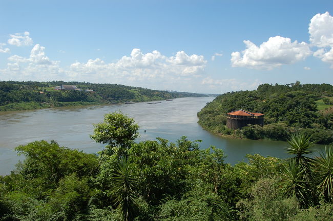 国境<br />左がパラグアイ<br />上がブラジル<br />手前がアルゼンチン