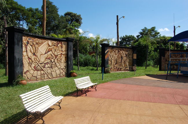 広場にこのての絵がいっぱい<br />あまり見たことがない感じの絵だ