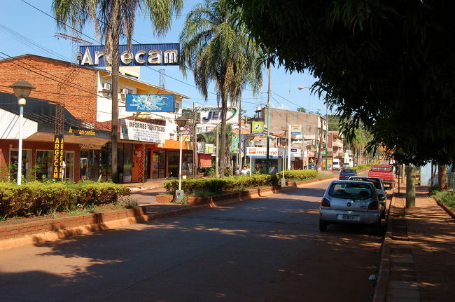 ちょっとにぎやか<br />インターネットカフェが多い。<br />高速回線といって1.5MのADSL。<br />日本は進んでいるな。<br />我が家は100Mbpsの光。