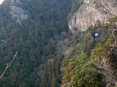 鳳来寺山

奥の山が鳳来寺山のようです。

断崖絶壁の隙間に鳳来寺が見えます。
ブッポウソウの鳴き声で有名です。

この断崖が鳴き声を反射し、
エコーがかかって良く響き
心地よい鳴き声となって聞こえるとか。

天然のコンサートホール
と言ったところでしょうか？
残響？秒。