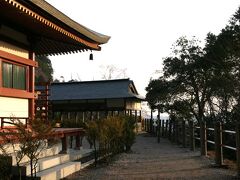 鳳来寺境内

汗を掻き掻き石段を登って来ると、
まず、この風景が目に飛び込んできます。

左は本堂、中央は休憩所。