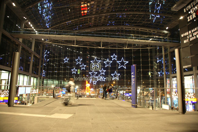 ベルリン中央駅へ到着です。Sバーンへ乗り換えホテルのあるZoologischerGarten駅へ。人で溢れています。