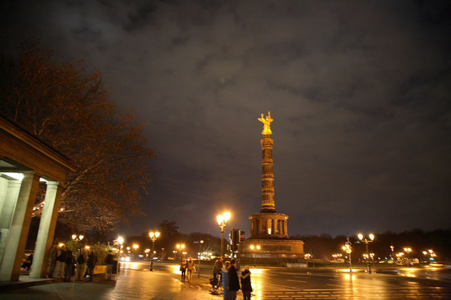 Tiergartenを突き抜けてブランデンブルグ門へ進みます。途中にジーゲスゾイレをチラ見します。